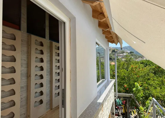 Himara Hostel Vandrarhem *