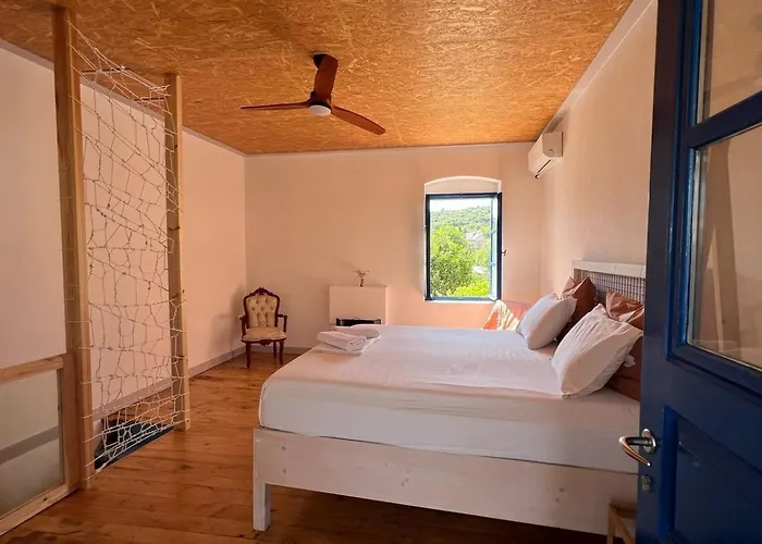 Vandrarhem Himara Hostel