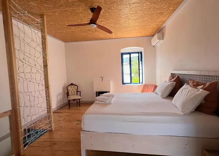 Vandrarhem Himara Hostel *