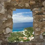 Himara Hostel *